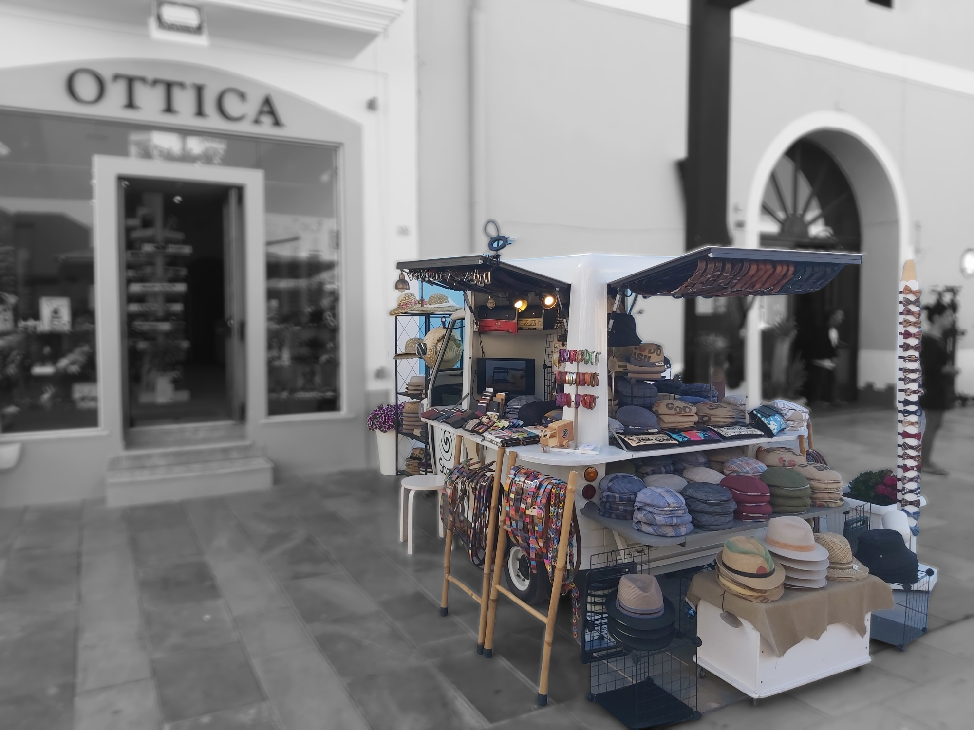TUTTO NASCE NEL 2014 DA UNA ESPERIENZA SARTORIALE FAMILIARE E L' APINO DELLA PIAGGIO, ICONICA VETRINA ESPOSITIVA. TUTTO NASCE NEL 2014 DA UNA ESPERIENZA SARTORIALE FAMILIARE E L' APINO DELLA PIAGGIO, ICONICA VETRINA ESPOSITIVA.