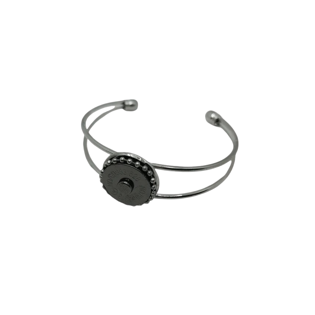 Silver magnetic clasp bracelet from Claudia De Rosa Jewelry featuring a sleek, modern design with a secure magnet closure.