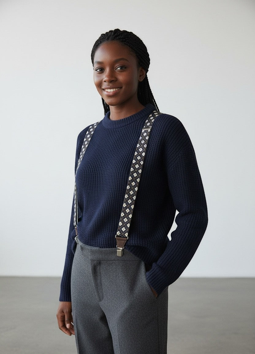 Bretelle a Rombi Argyle artigianali Made in Italy – Sbarià – La classica, modella donna con camicia bianca