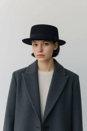 Cappello Pork Pie in feltro di lana nera e nastro con fiocco "Waterproof and Crushable"