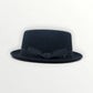 Cappello Pork Pie in feltro di lana nera e nastro con fiocco "Waterproof and Crushable"