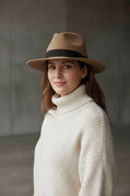 Sbarià feltro di lana castoro fedora hat with ribbon and bow, waterproof and crushable, shown on a model.