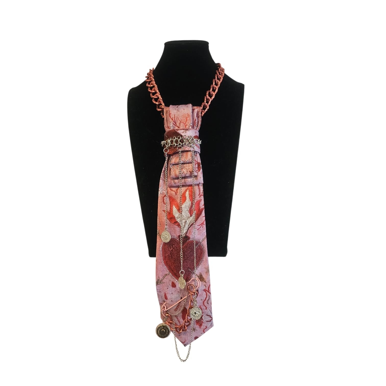 Claudia De Rosa Jewelry Cravatta Gioiello Donna Hearts featuring a delicate jewelry tie with heart details on a black background.