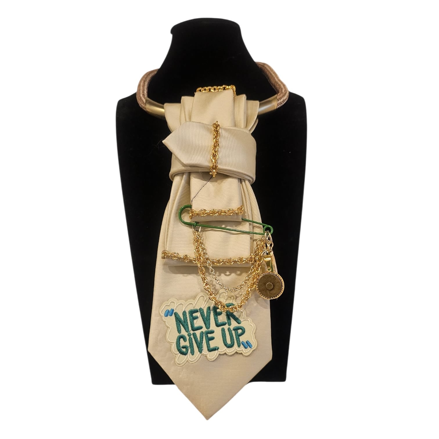 Claudia De Rosa Jewelry Cravatta Gioiello Never Give Up on display on mannequin, featuring elegant jewelry-inspired design.