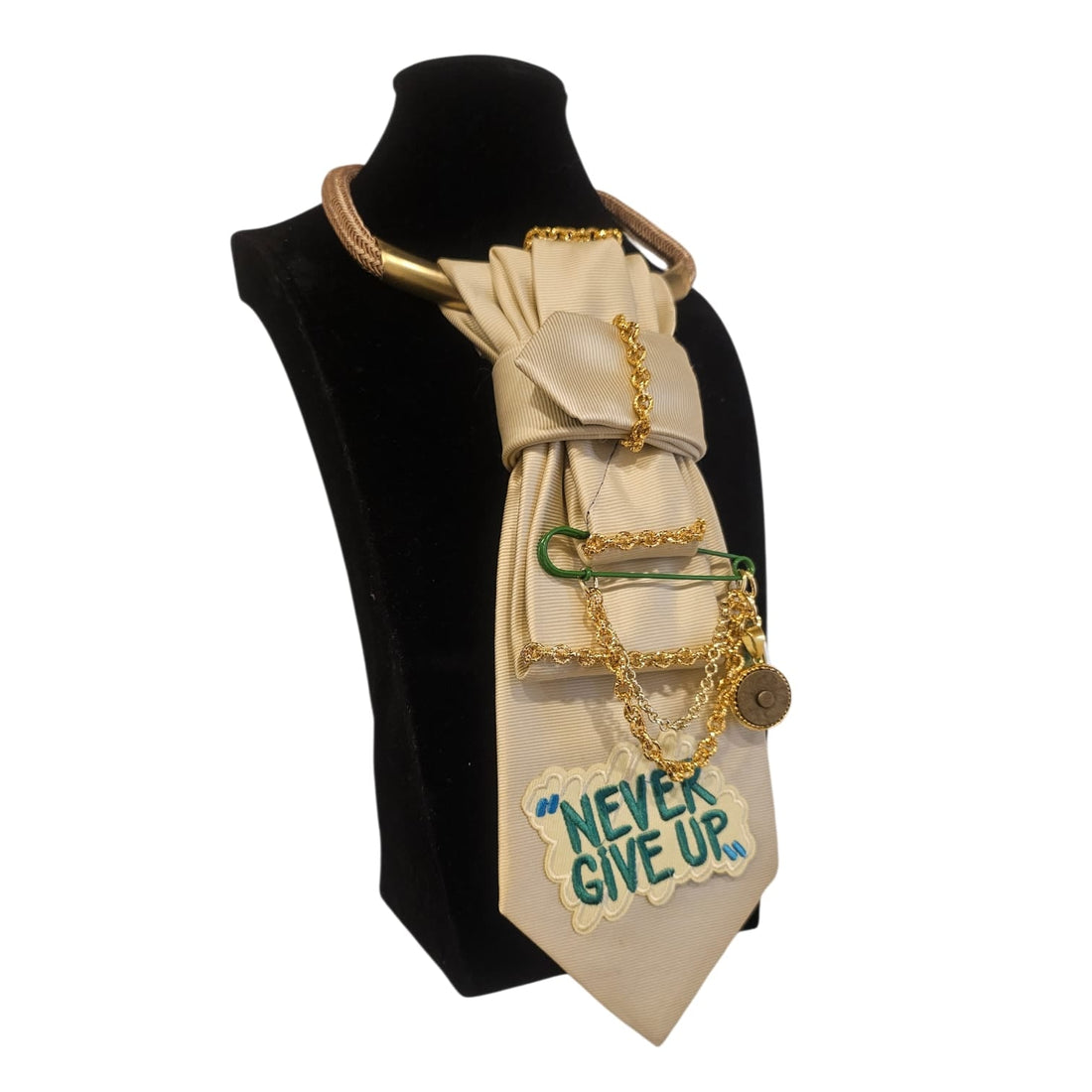 Claudia De Rosa Jewelry Cravatta Gioiello Never Give Up displayed on a black mannequin with elegant jewelry details.
