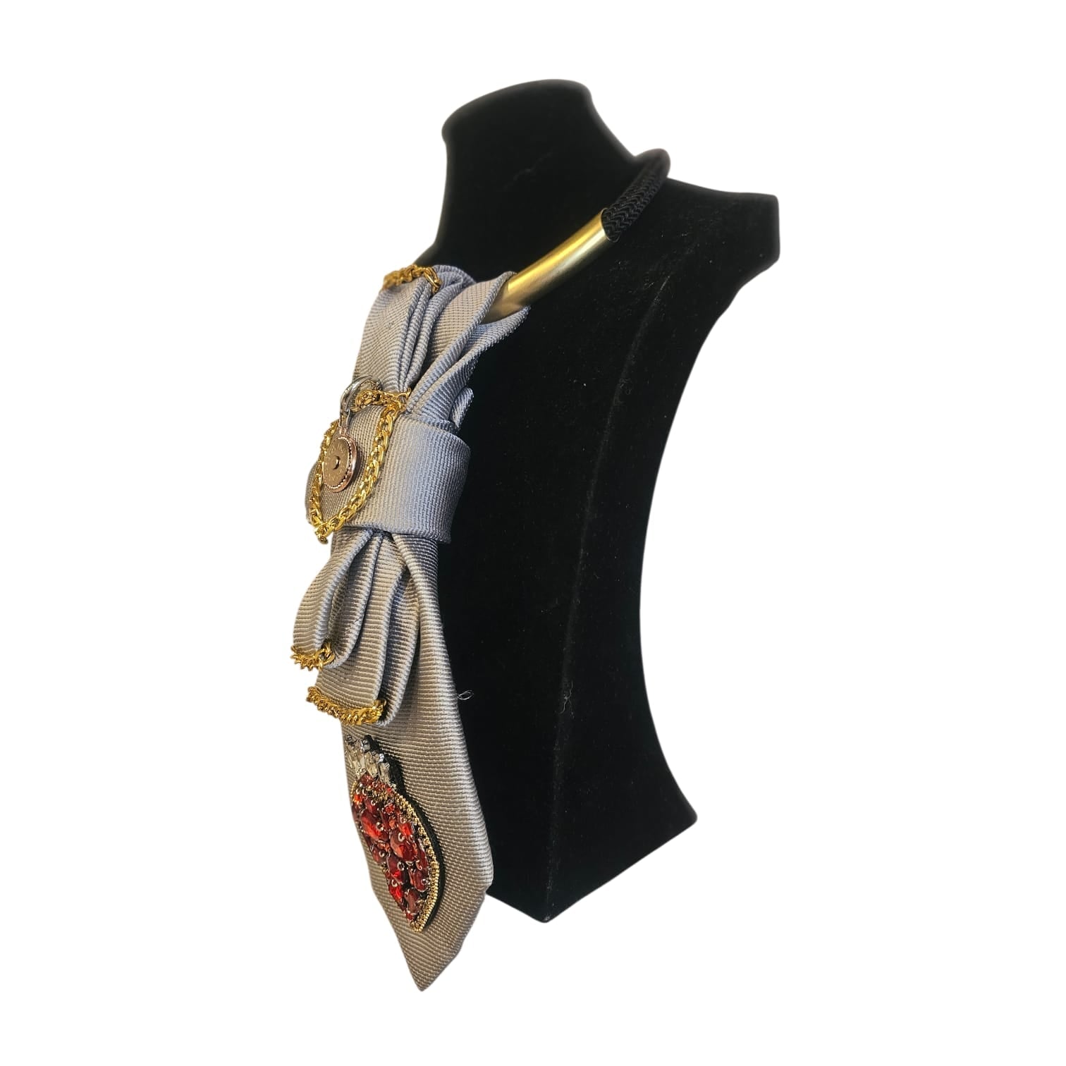 Claudia De Rosa Jewelry Cravatta Gioiello on mannequin, featuring elegant jewelry design with intricate details and vibrant colors.