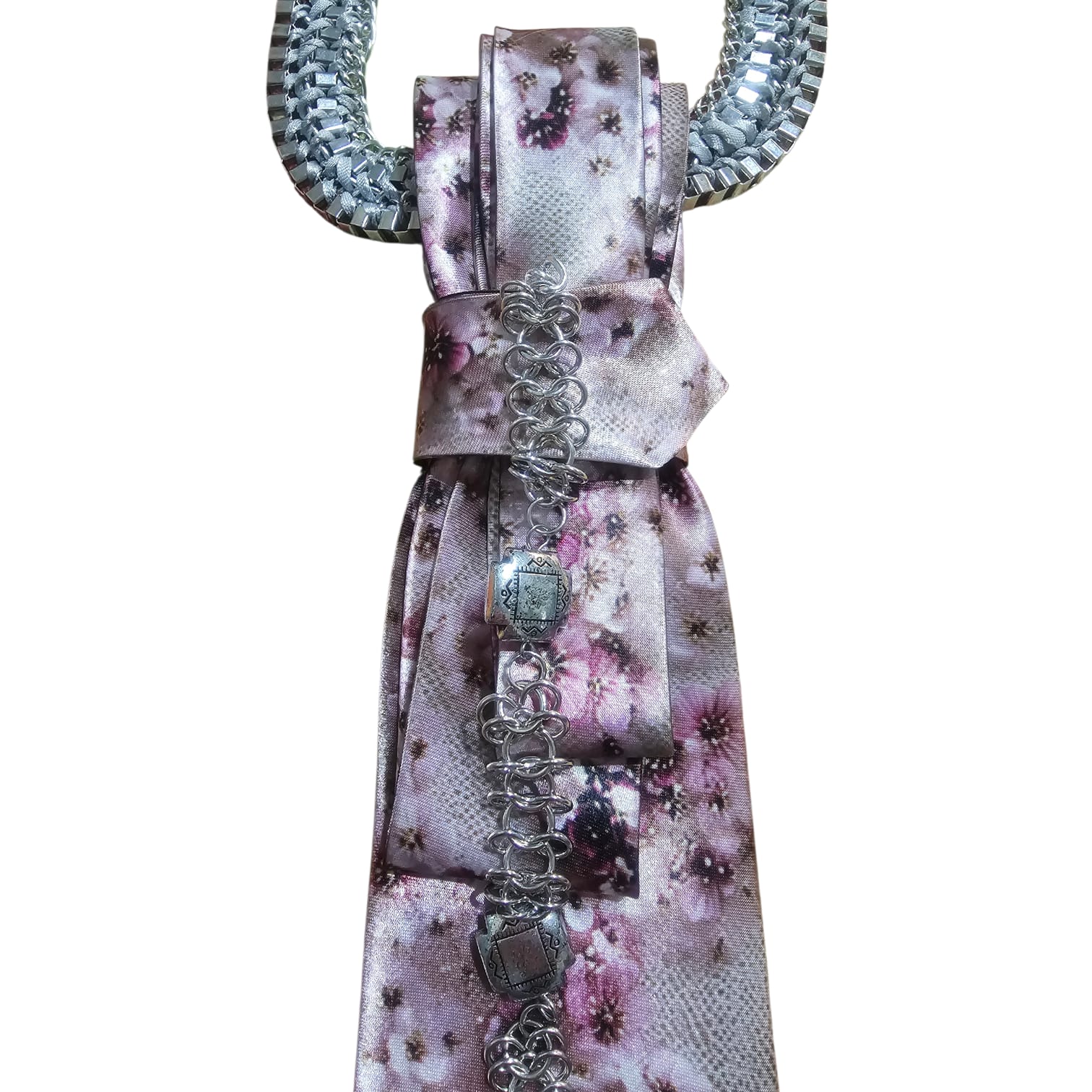 Close-up of CLAUDIA DE ROSA JEWELRY Cravatta Gioiello Cherry Blossom featuring intricate floral jewelry details.