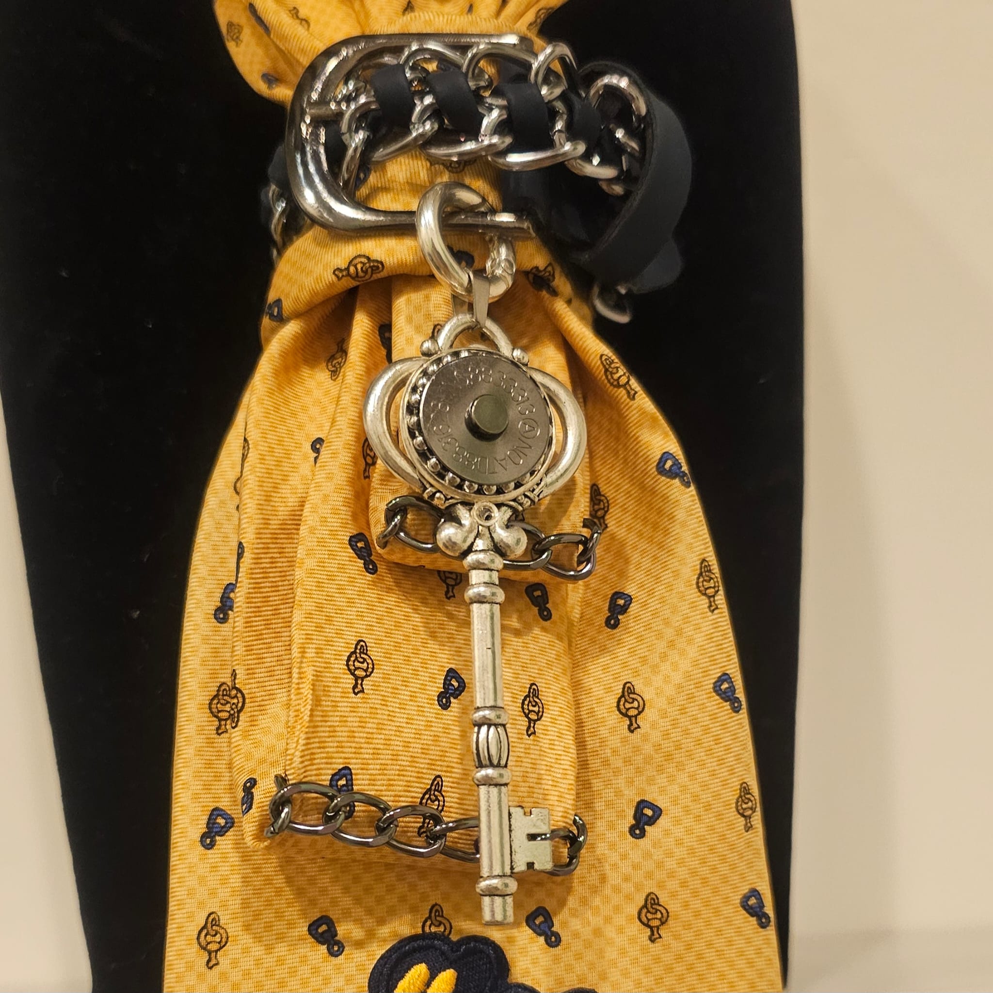 Close-up of CLAUDIA DE ROSA JEWELRY Cravatta Gioiello charm featuring the "I can and I will" design on a delicate necklace.