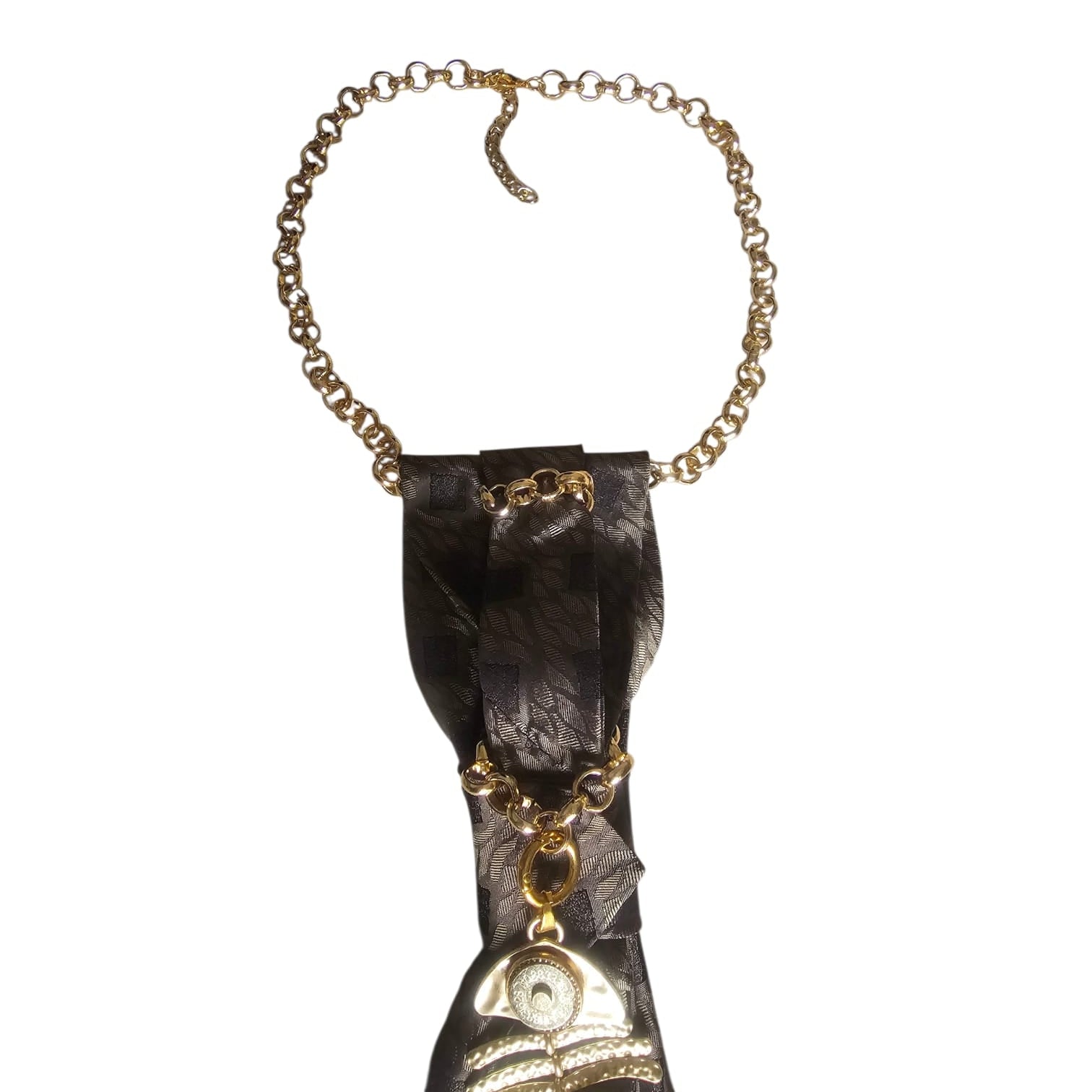 Close-up of Claudia De Rosa Jewelry Mystic Fish Gold Cravatta Gioiello, featuring intricate gold design and elegant knot detail.