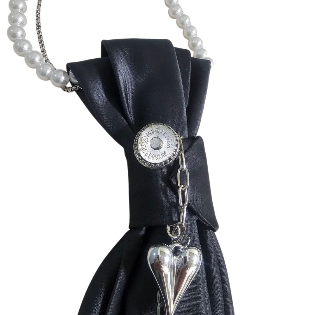 Close-up of the knot detail on the Cravatta Gioiello Midnight Heart by Claudia De Rosa Jewelry showing elegant design and craftsmanship.