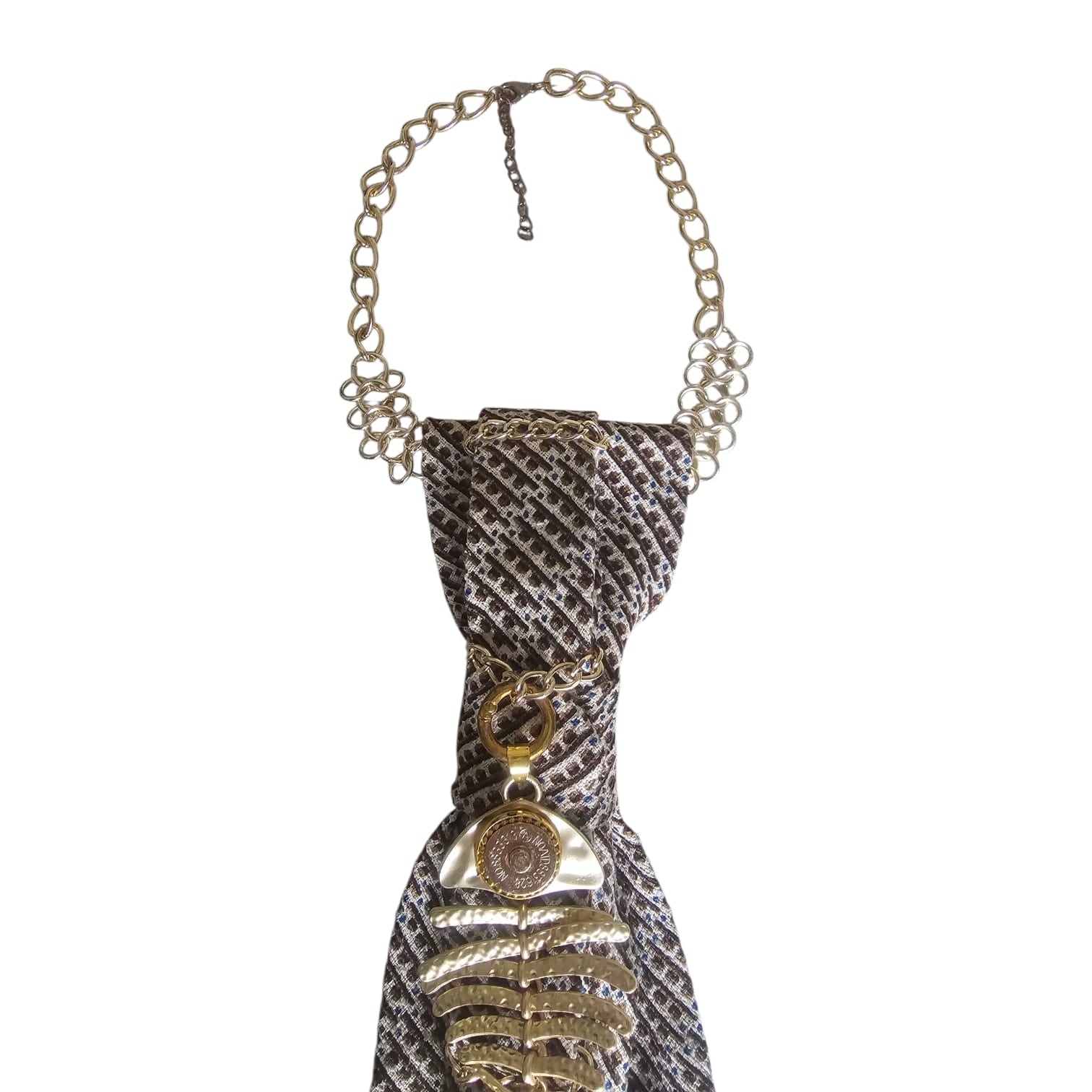 Close-up of CLAUDIA DE ROSA JEWELRY Fish Gold Cravatta Gioiello with detailed knot and chain design.