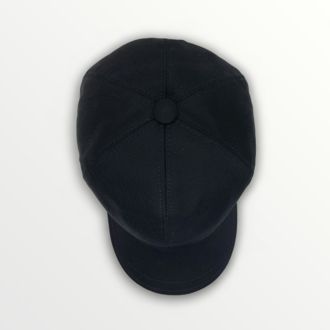 Cotton baseball cap by Casmik, lightweight Primavera/Estate berretto with adjustable strap, shown in a natural outdoor setting.
