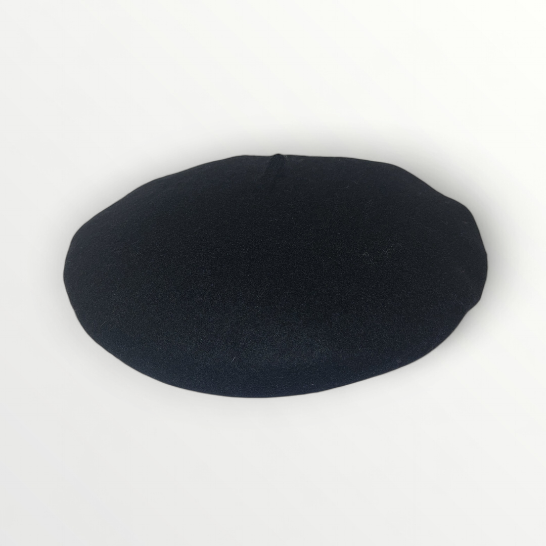 French-style wool beret cap by Autunno/Inverno, featuring a classic shape and cozy fabric for autumn and winter wear.