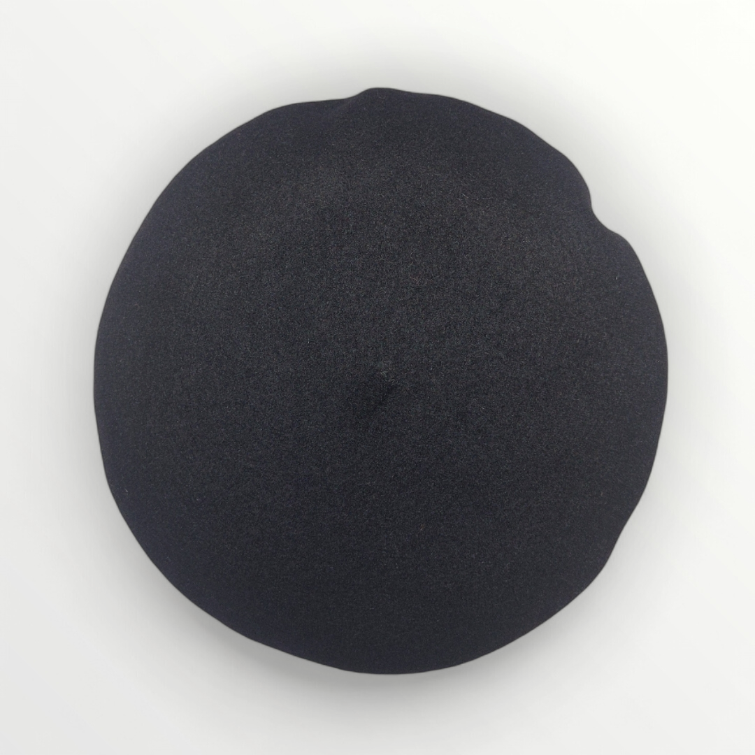 French-style wool beret hat by Autunno/Inverno, featuring a classic panno di lana fabric and stylish circular design.