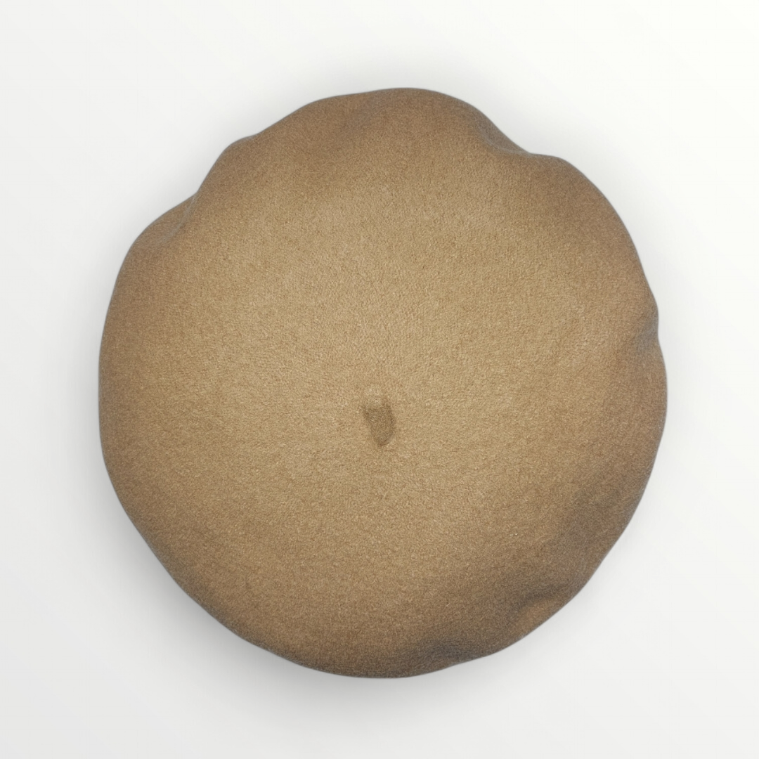 Wool beret hat in classic French style, warm autumn/winter cap, featuring a soft panno di lana fabric and stylish design.