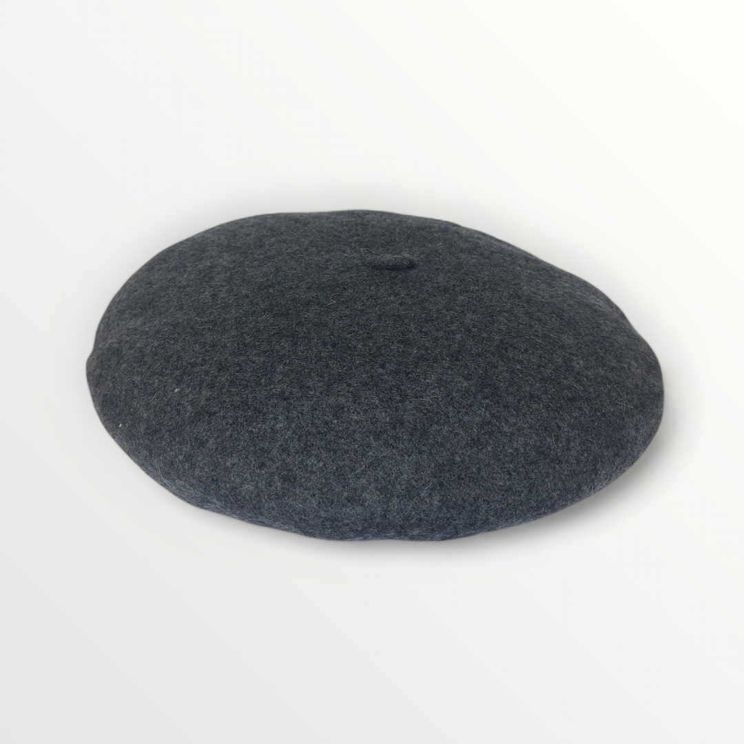 Autunno/Inverno wool beret cap in classic French style, cozy panno di lana material, stylish headwear for cold weather.