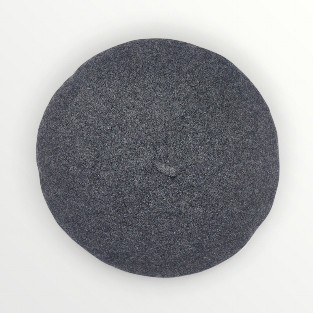 Gray wool beret hat for autumn and winter, stylish French-style cap with soft panno di lana fabric.