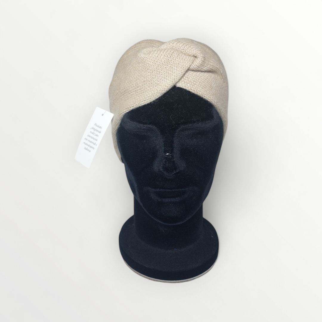 Soft wool and cashmere women's headband from Autunno/Inverno, featuring a cozy, stylish design for winter wear.