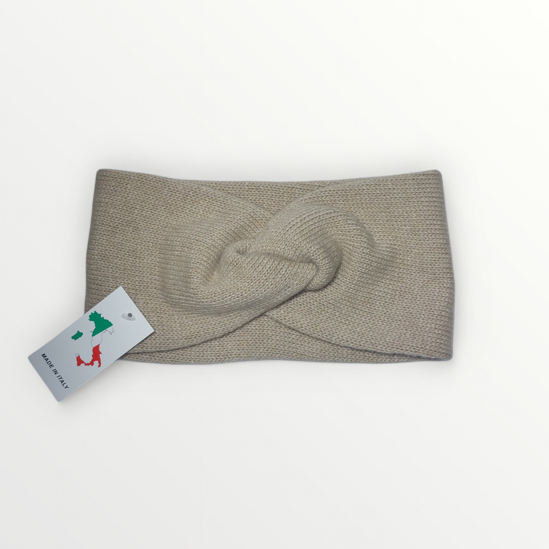 Soft women's headband made of warm wool and cashmere, ideal for autumn and winter, stylish and cozy hair accessory.