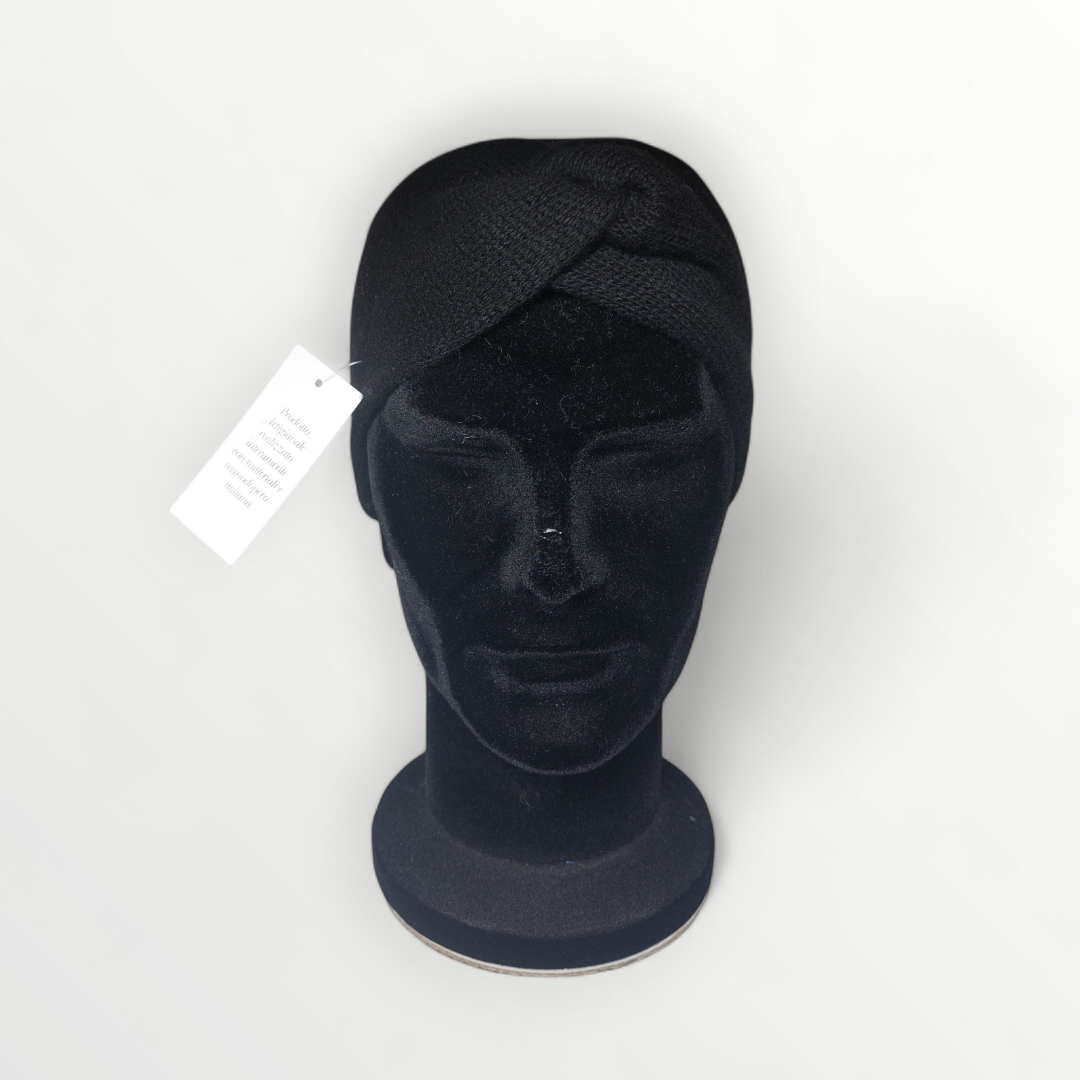 Soft women's hair band made of luxurious wool and cashmere, perfect for autumn and winter wear.