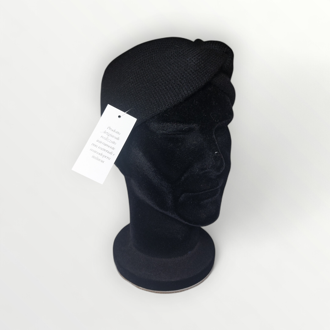 Soft women's hair band made of cozy wool and cashmere, perfect for autumn and winter fashion.