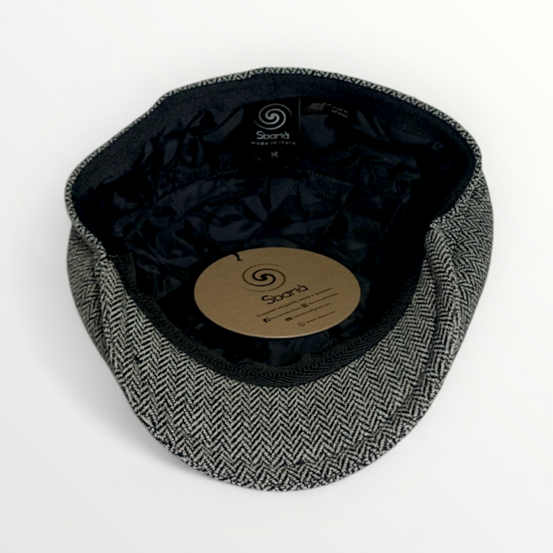 Autunno/Inverno Coppola in pura lana vergine con fantasia spina di pesce, stylish and warm headwear for cold seasons.