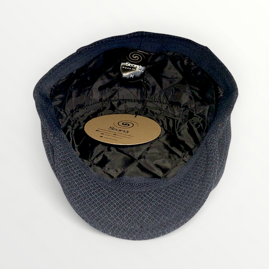 Autunno/Inverno Coppola in lana with small diamond pattern in navy blue and black, stylish and warm accessory.