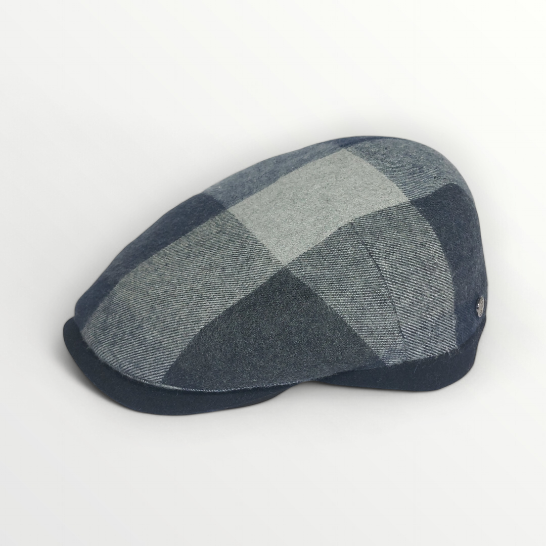 Autunno/Inverno Coppola in blue and gray plaid wool with multicolor checkered pattern, stylish and warm for winter wear.