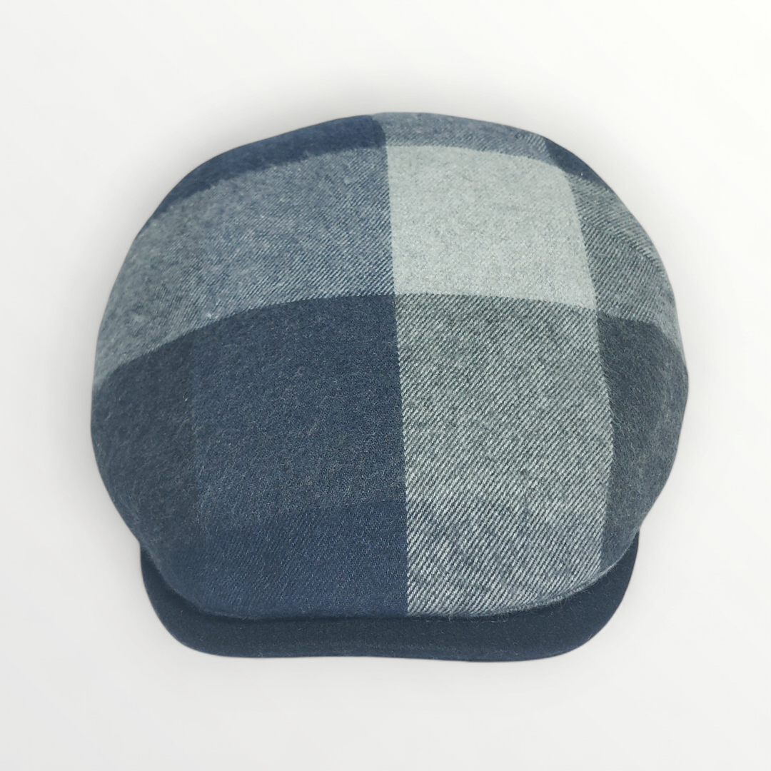 Coppola Autunno/Inverno in lana blu e grigio with multicolor plaid pattern, stylish winter hat with checkered design.