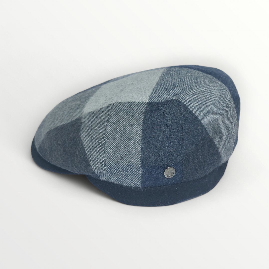 Coppola Autunno/Inverno in lana blu e grigio with multicolor plaid pattern, stylish winter hat with checkered design.