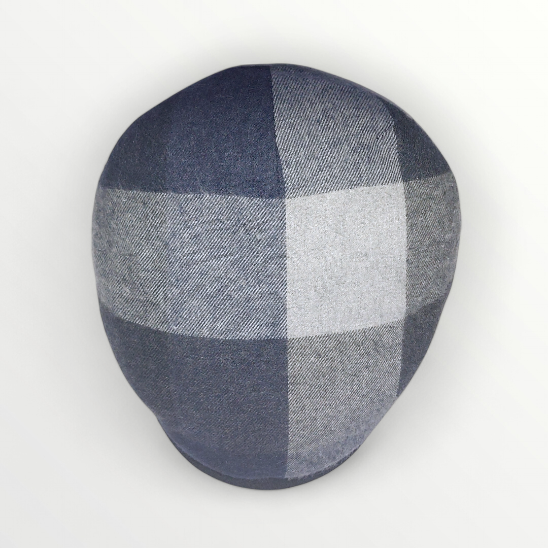 Coppola Autunno/Inverno in blu and gray plaid wool with multicolor checkered pattern, stylish and warm headwear.