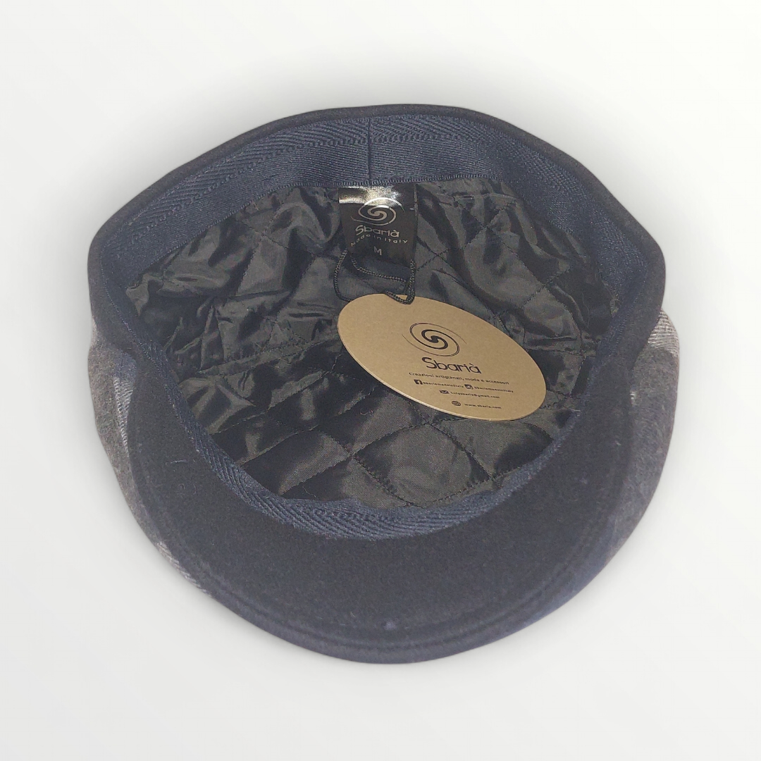 Coppola Autunno/Inverno in lana blu e grigio with multicolor plaid pattern, stylish winter hat with checkered design.