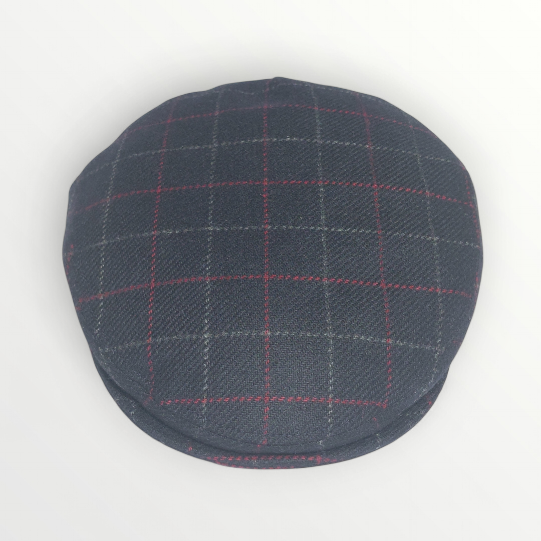 Autunno/Inverno Coppola in pure black virgin wool with subtle gray and red plaid pattern, stylish and warm accessory.