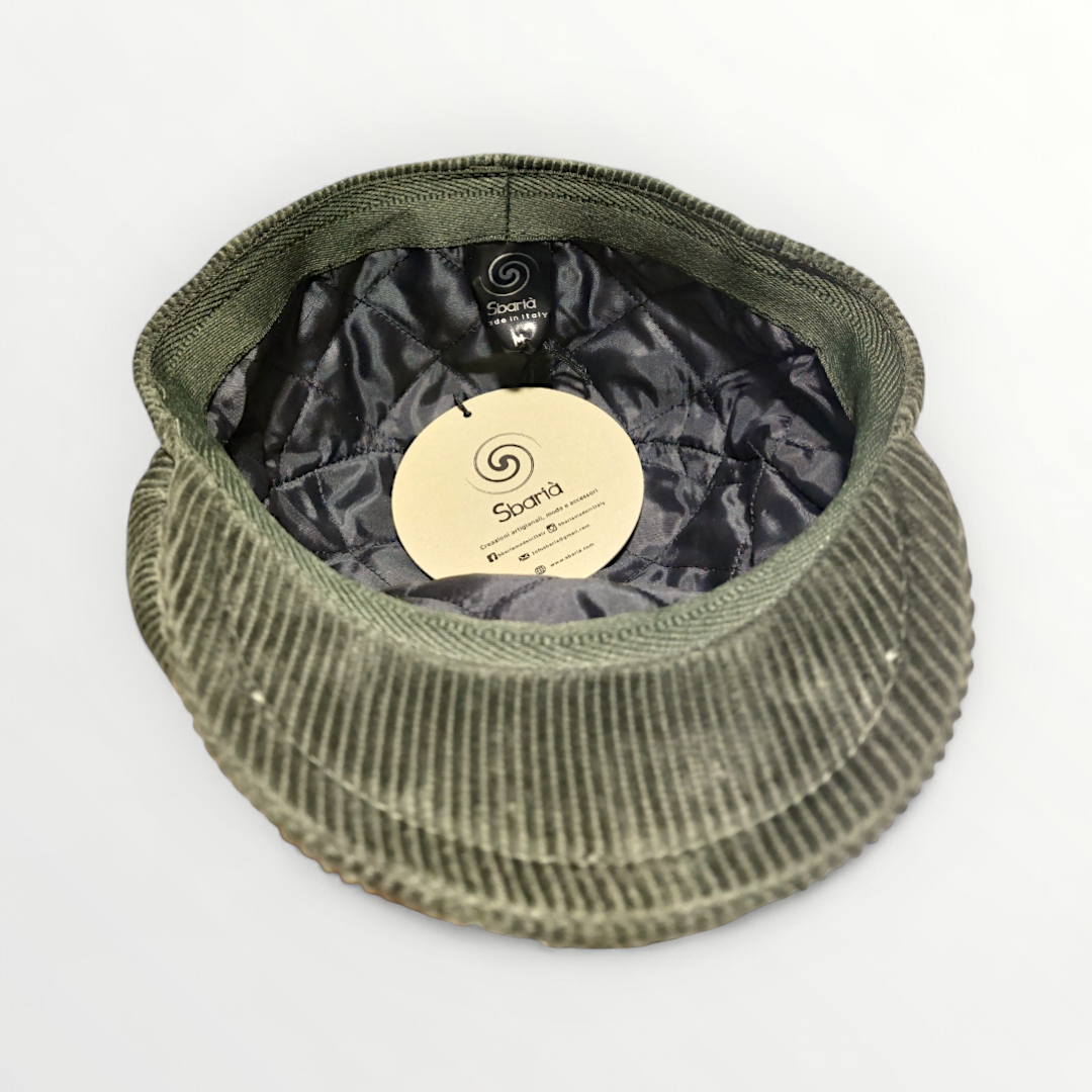 Green ribbed velvet Coppola hat from Autunno/Inverno collection, featuring a classic, stylish design and soft texture.