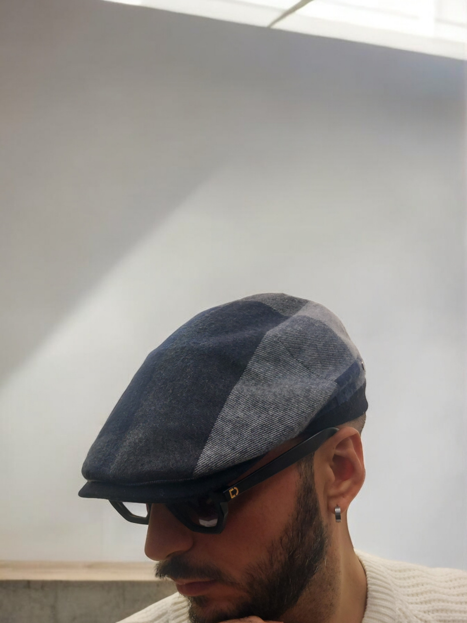 Coppola Autunno/Inverno in wool, blue and gray plaid pattern with multicolor checkered design, stylish headwear for cold weather.
