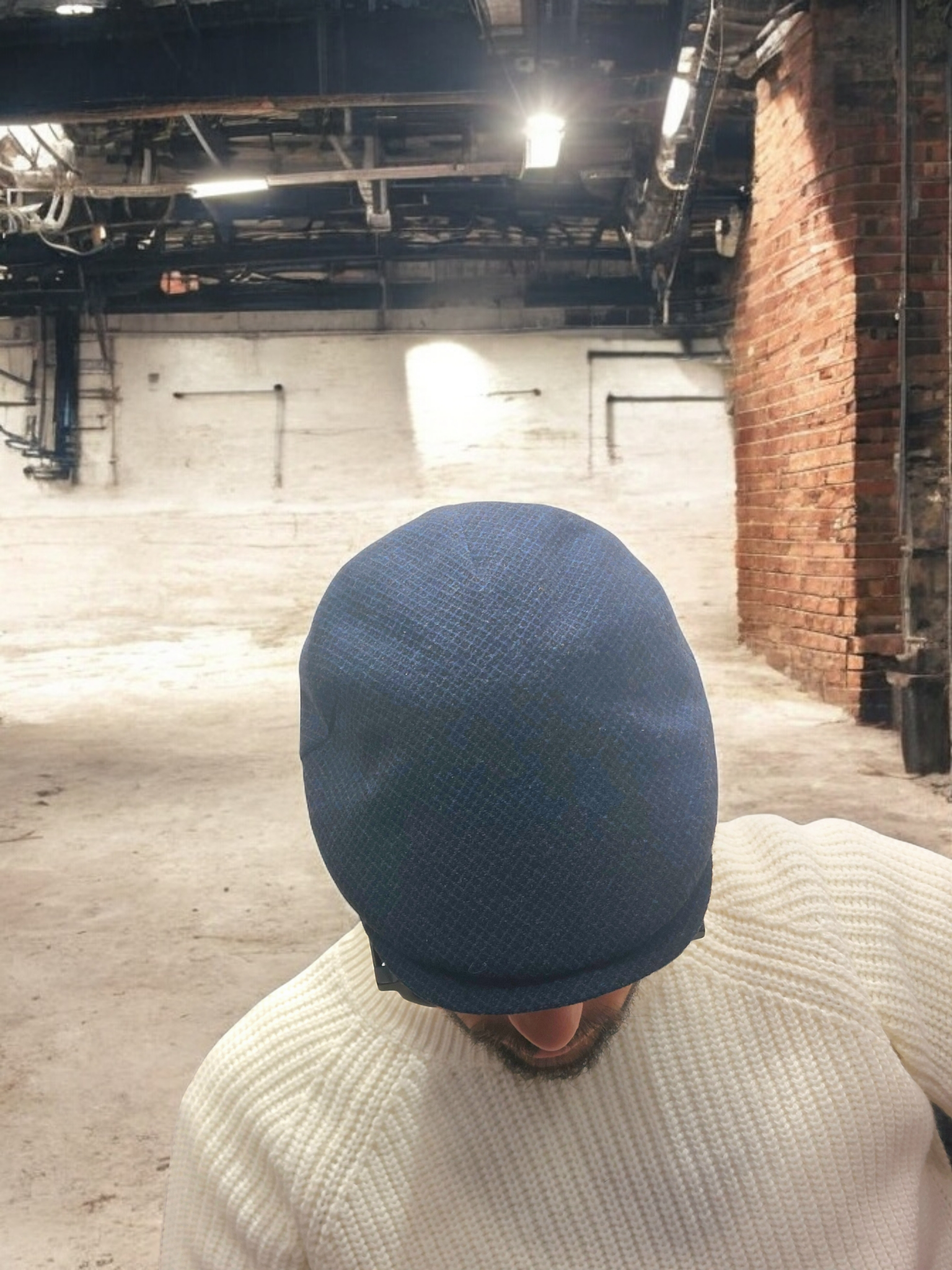 Autunno/Inverno Coppola in lana with small diamond pattern in navy blue and black, stylish winter headwear.