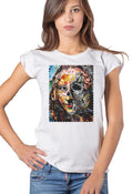 Street Style Donna T-shirt with Mona Lisa portrait in colorful, artistic design made from organic cotton, casual urban style.