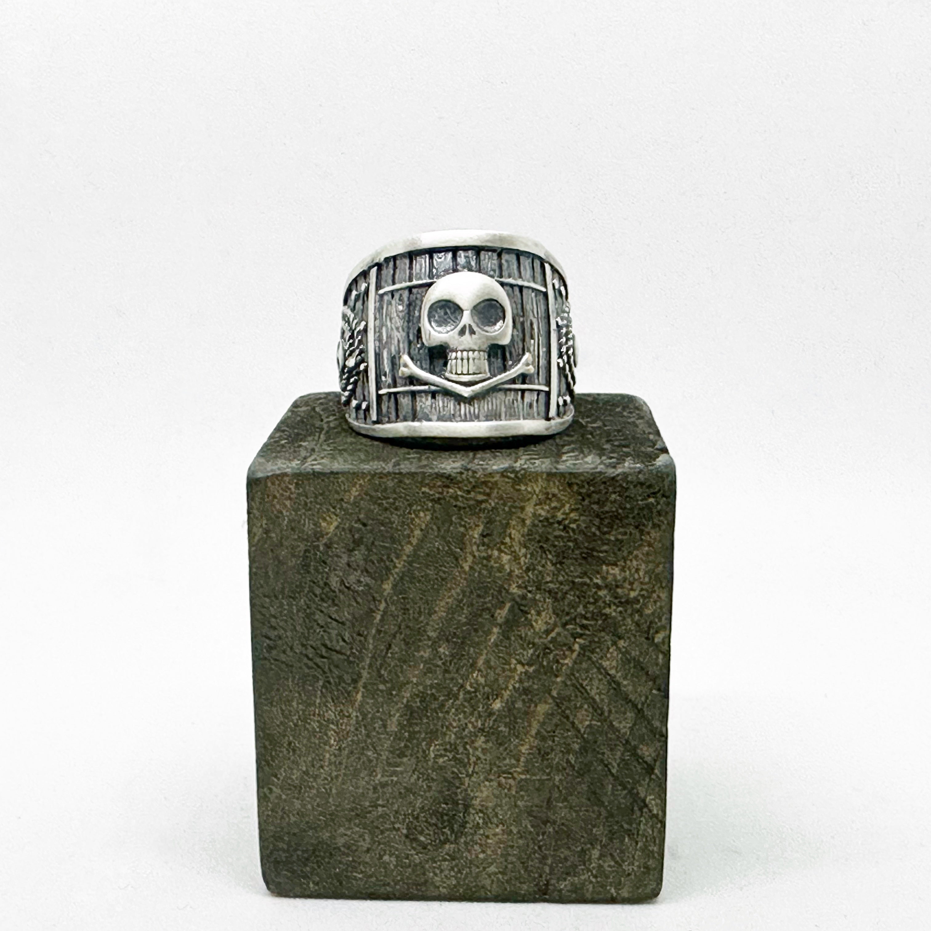 Silver men's Anello Uomo Argento Black Sails ring featuring pirate-inspired design by BDG Accessories.