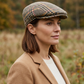 Donna con coppola London Principe di Galles in ambiente naturale