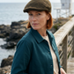 Duffy bruciato, modella con look petrolio sul lungomare