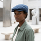 London blu jeans, modella nel cortile del museo