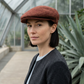 London coccio, modella davanti alla serra contemporanea