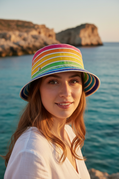 Modella con bucket hat ribbon multicolor, pin sinistra, Lampedusa