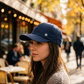 Modella con cappello Baseball in cotone cerato wax blu