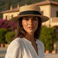 Modella con cappello boater fiocco nero
