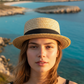 Modella con Pork Pie in raffia a Lampedusa