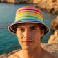Modello con bucket hat ribbon multicolor, pin sinistra, Lampedusa