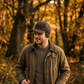 Modello con cappello Baseball in cotone cerato wax marrone