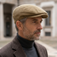 Modello con coppola London in velluto beige e cappotto marrone