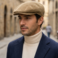 Modello con coppola London in velluto beige e giacca blu